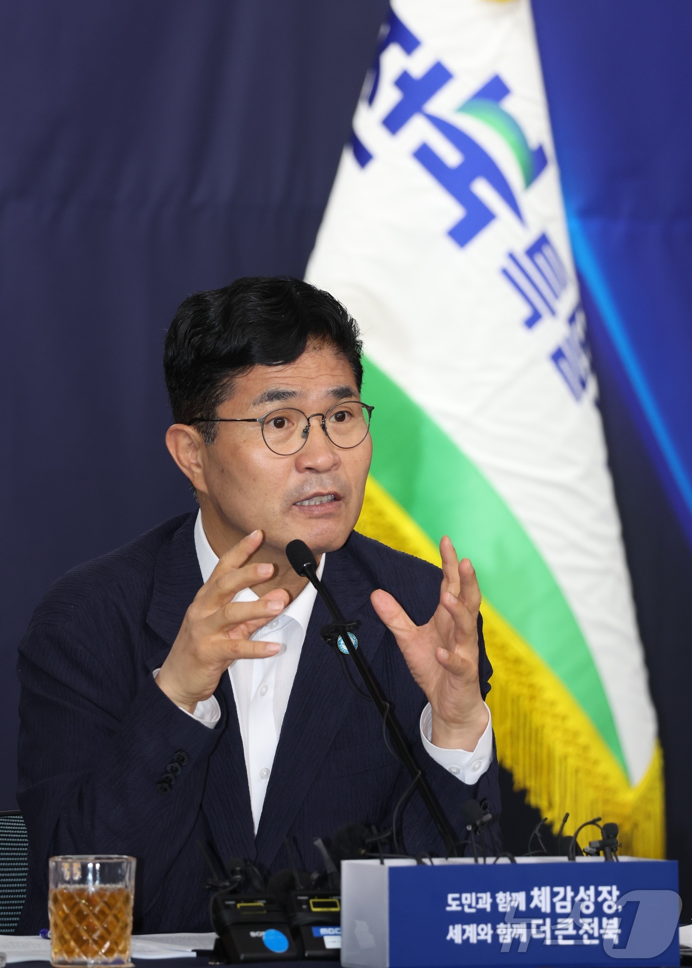 (전주=뉴스1) 유경석 기자 = 이원택 전북특별자치도지사가 13일 전북 전주시 전북특별자치도청에서 기자회견을 열고 민선9기 도정운영방향을 밝히고 있다. 2026.7.13/뉴스1