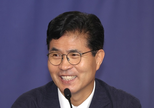 미소 지으며 기자회견 시작하는 이원택 도지사