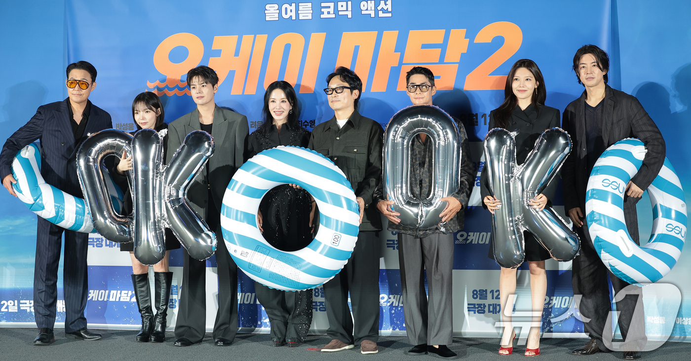(서울=뉴스1) 권현진 기자 = 배우 박성웅(왼쪽부터)과 박진주, 려운, 엄정화, 이철하 감독, 배정남, 최수영, 이상윤이 13일 오전 서울 용산CGV에서 열린 영화 '오케이 마담 …