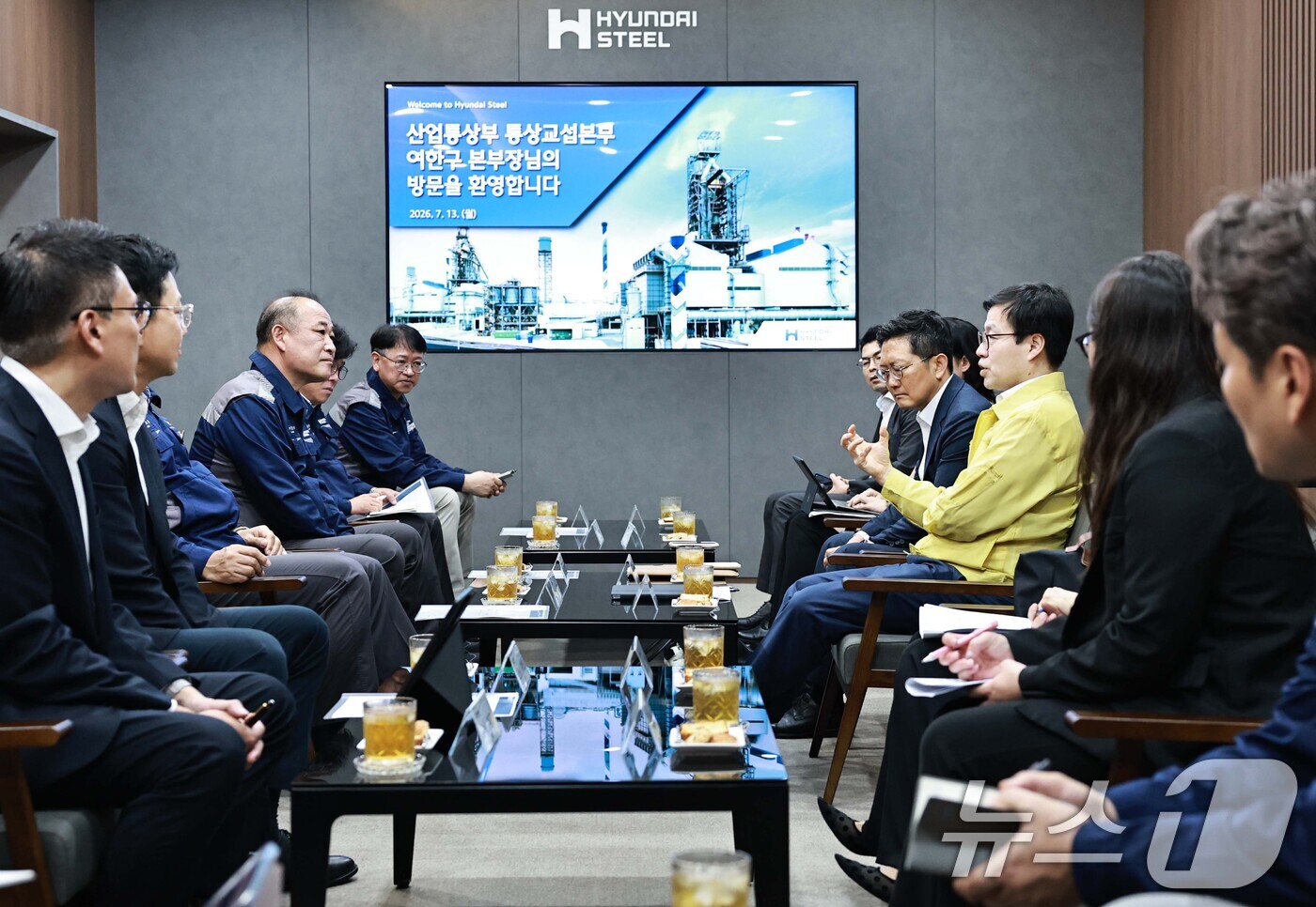 (서울=뉴스1) = 여한구 산업통상부 통상교섭본부장이 13일 오전 충청남도 당진시 현대제철 당진제철소를 방문, 관계자들과 대화를 나누고 있다. (산업통상부 제공. 재판매 및 DB금 …