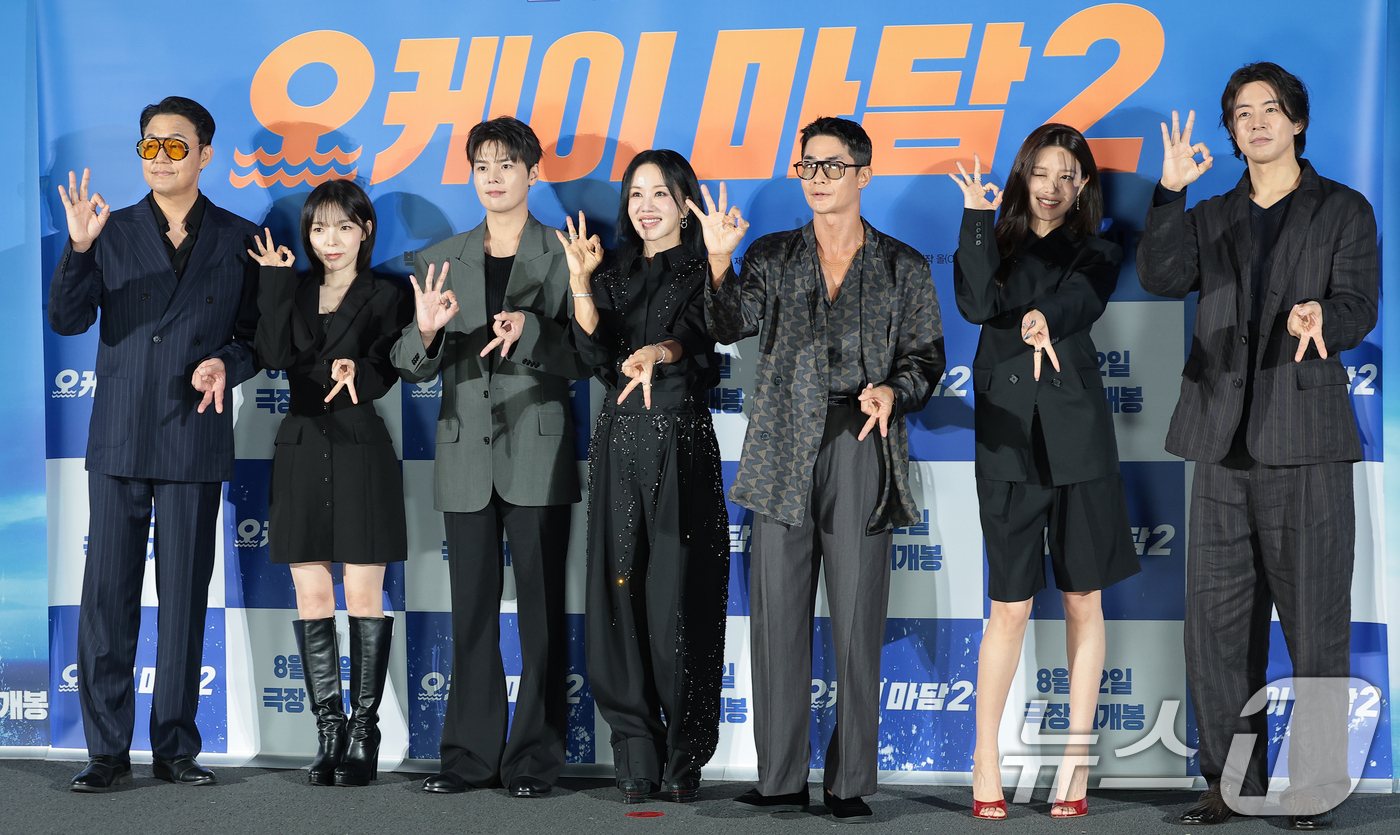 (서울=뉴스1) 권현진 기자 = 배우 박성웅(왼쪽부터)과 박진주, 려운, 엄정화, 배정남, 최수영, 이상윤이 13일 오전 서울 용산CGV에서 열린 영화 '오케이 마담2' 제작보고회 …
