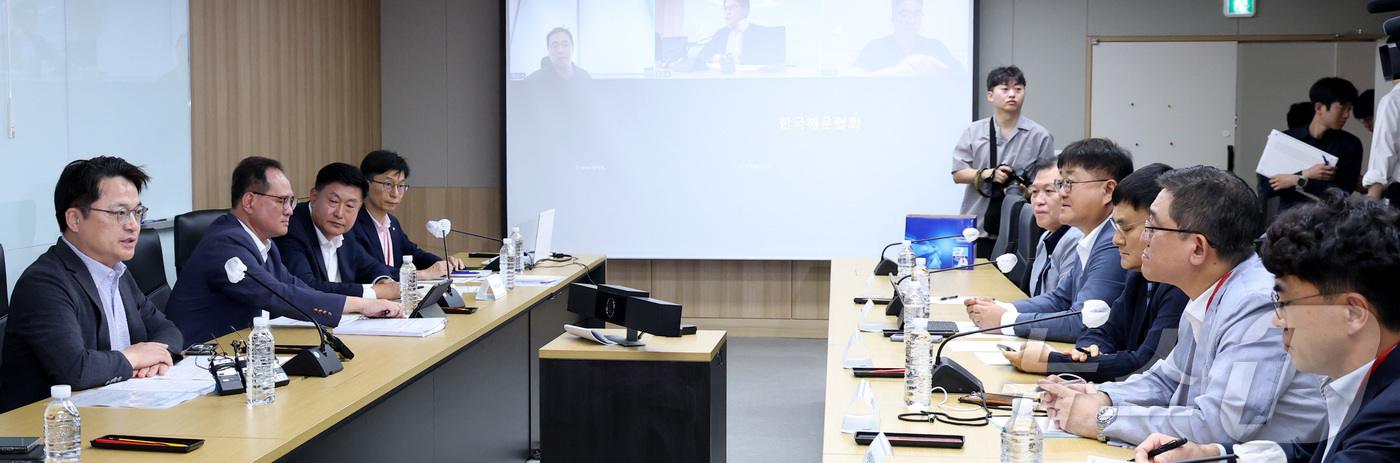 (세종=뉴스1) 김기남 기자 = 문신학 산업부 차관이 13일 세종시 정부세종청사에서 정유사 및 대한석유협회 관계자들이 참석한 원유수급 긴급 점검회의를 주재하며 발언하고 있다. 20 …