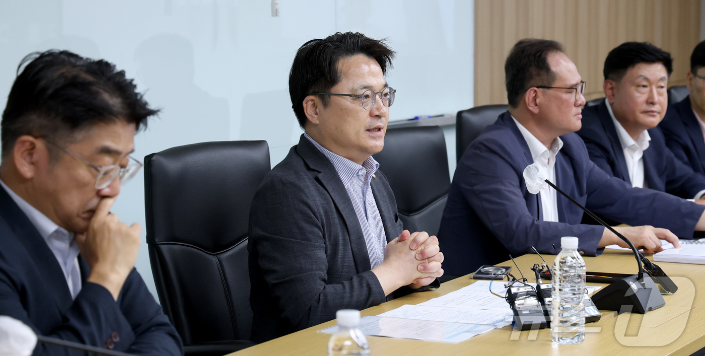 (세종=뉴스1) 김기남 기자 = 문신학 산업부 차관이 13일 세종시 정부세종청사에서 정유사 및 대한석유협회 관계자들이 참석한 원유수급 긴급 점검회의를 주재하며 발언하고 있다. 20 …