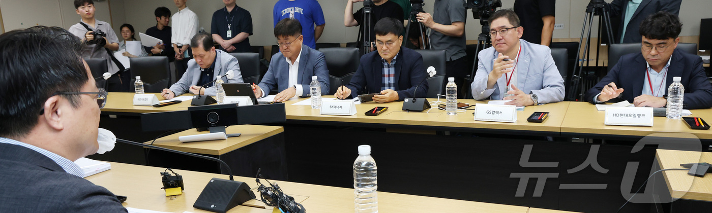 (세종=뉴스1) 김기남 기자 = 문신학 산업부 차관이 13일 세종시 정부세종청사에서 정유사 및 대한석유협회 관계자들이 참석한 원유수급 긴급 점검회의를 주재하며 발언하고 있다. 20 …