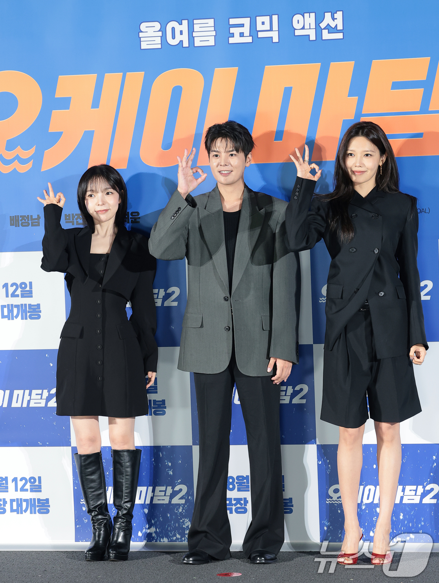 (서울=뉴스1) 권현진 기자 = 배우 박진주(왼쪽부터)와 려운, 최수영이 13일 오전 서울 용산CGV에서 열린 영화 '오케이 마담2' 제작보고회에서 포즈를 취하고 있다.'오케이 마 …