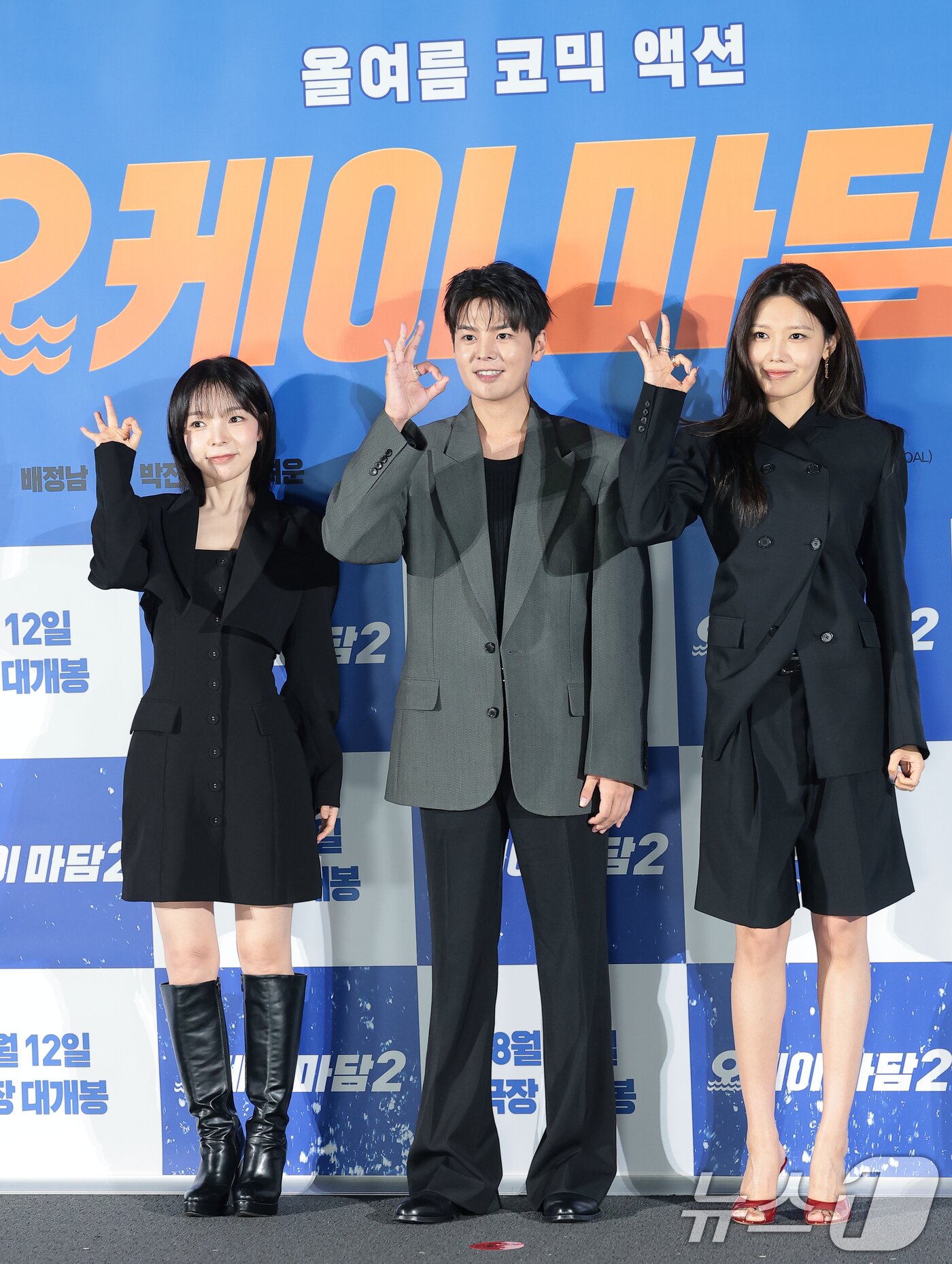 본문 이미지 - 배우 박진주(왼쪽부터)와 려운, 최수영이 13일 오전 서울 용산CGV에서 열린 영화 '오케이 마담2' 제작보고회에서 포즈를 취하고 있다. '오케이 마담2'는 초호화 크루즈 여행을 떠난 전직 레전드 요원 미영(엄정화 분)의 가족들이 푸른 바다 한복판, 크루즈 납치 사건에 휘말리면서 벌어지는 코믹 액션영화다. 2026.7.13 ⓒ 뉴스1 권현진 기자