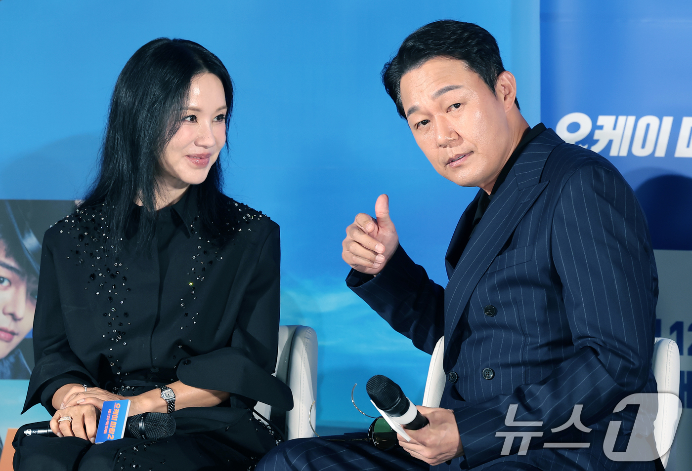 (서울=뉴스1) 권현진 기자 = 배우 박성웅(오른쪽)이 13일 오전 서울 용산CGV에서 열린 영화 '오케이 마담2'(감독 이철하) 제작보고회에서 포즈를 취하고 있다.'오케이 마담2 …