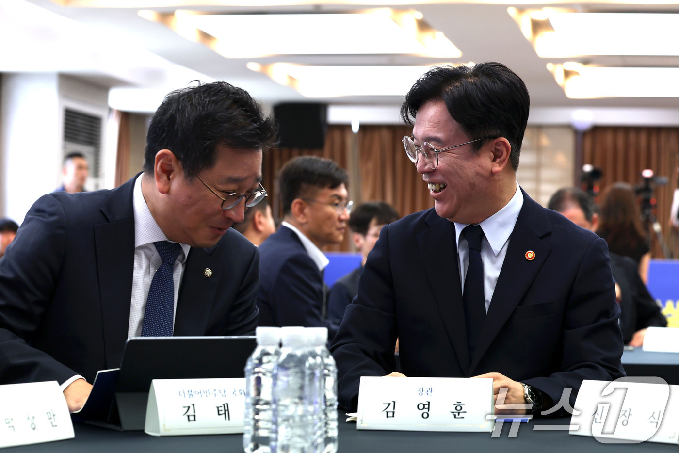 (서울=뉴스1) 이종수 기자 = 김영훈 고용노동부 장관과 김태선 더불어민주당 의원이 13일 오전 서울 중구 한국프레스센터에서 열린 조선업 노사정 협의체 발족식에 앞서 대화를 나누고 …