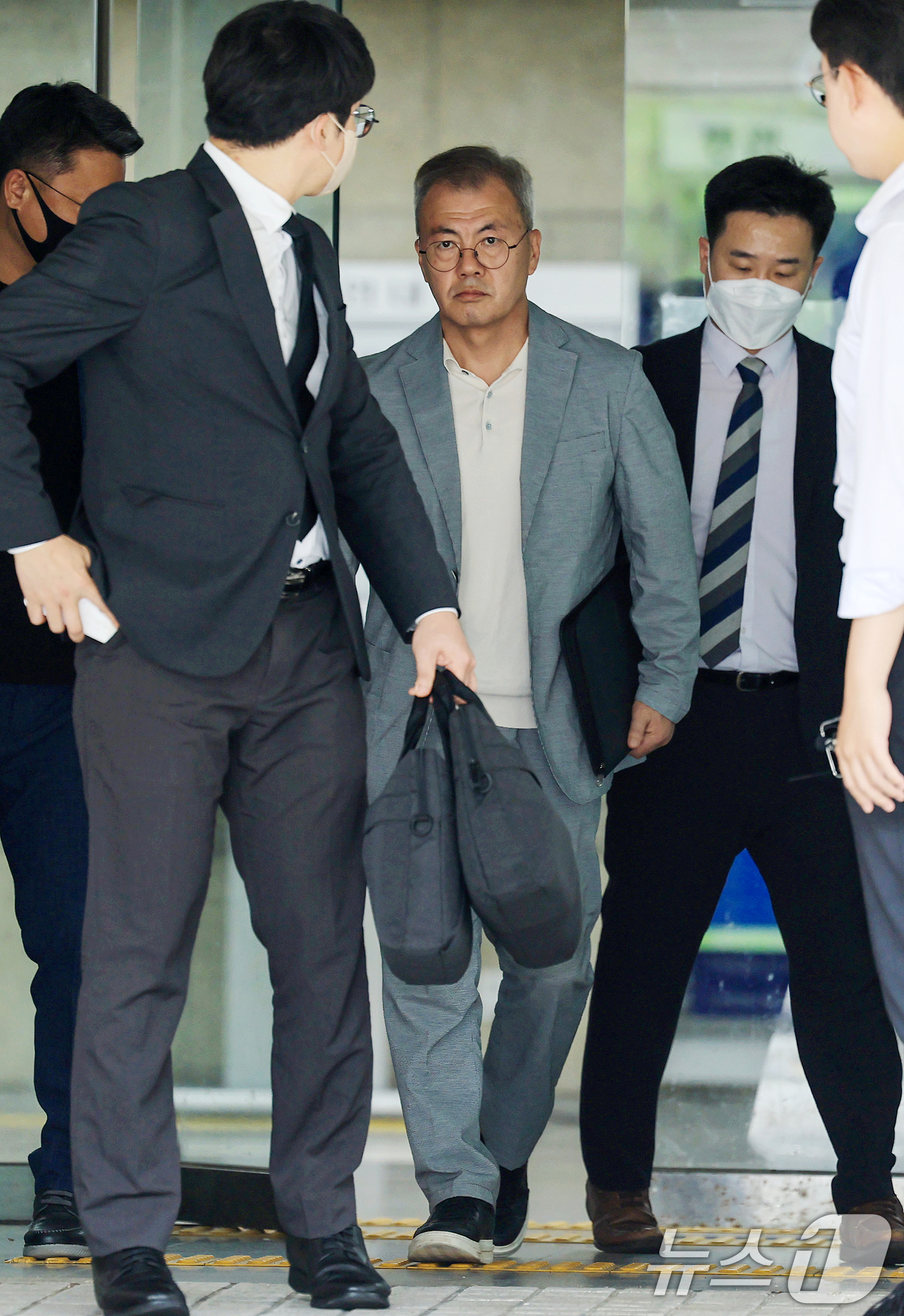 (서울=뉴스1) 이호윤 기자 = 12.3 비상계엄에 가담한 의혹을 받는 강호필 전 육군 지상작전사령관이 13일 서울 서초구 서울중앙지방법원에서 열린 구속 전 피의자 심문(영장실질심 …