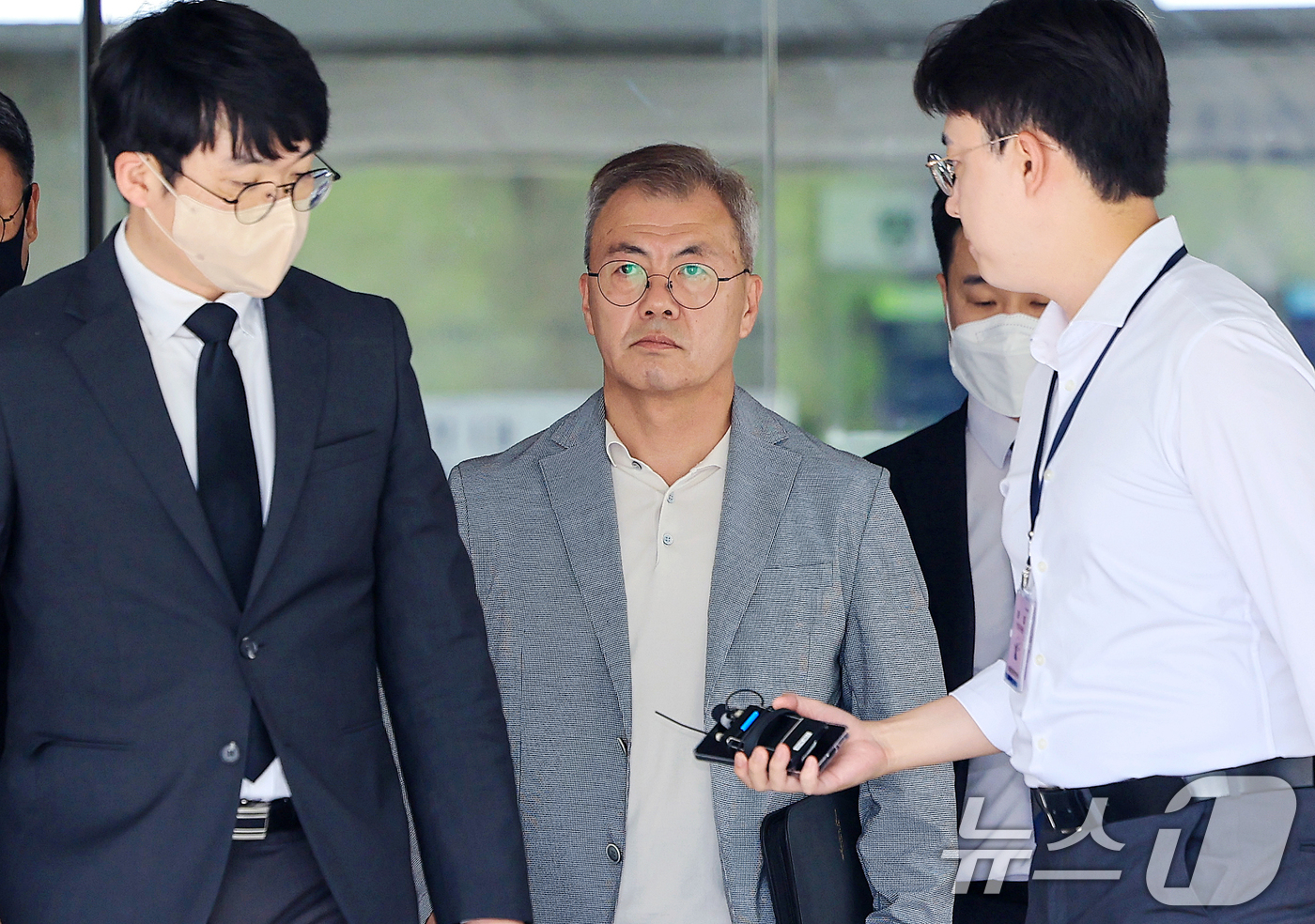 (서울=뉴스1) 이호윤 기자 = 12.3 비상계엄에 가담한 의혹을 받는 강호필 전 육군 지상작전사령관이 13일 서울 서초구 서울중앙지방법원에서 열린 구속 전 피의자 심문(영장실질심 …