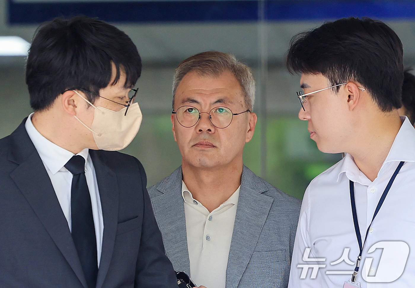 (서울=뉴스1) 이호윤 기자 = 12.3 비상계엄에 가담한 의혹을 받는 강호필 전 육군 지상작전사령관이 13일 서울 서초구 서울중앙지방법원에서 열린 구속 전 피의자 심문(영장실질심 …