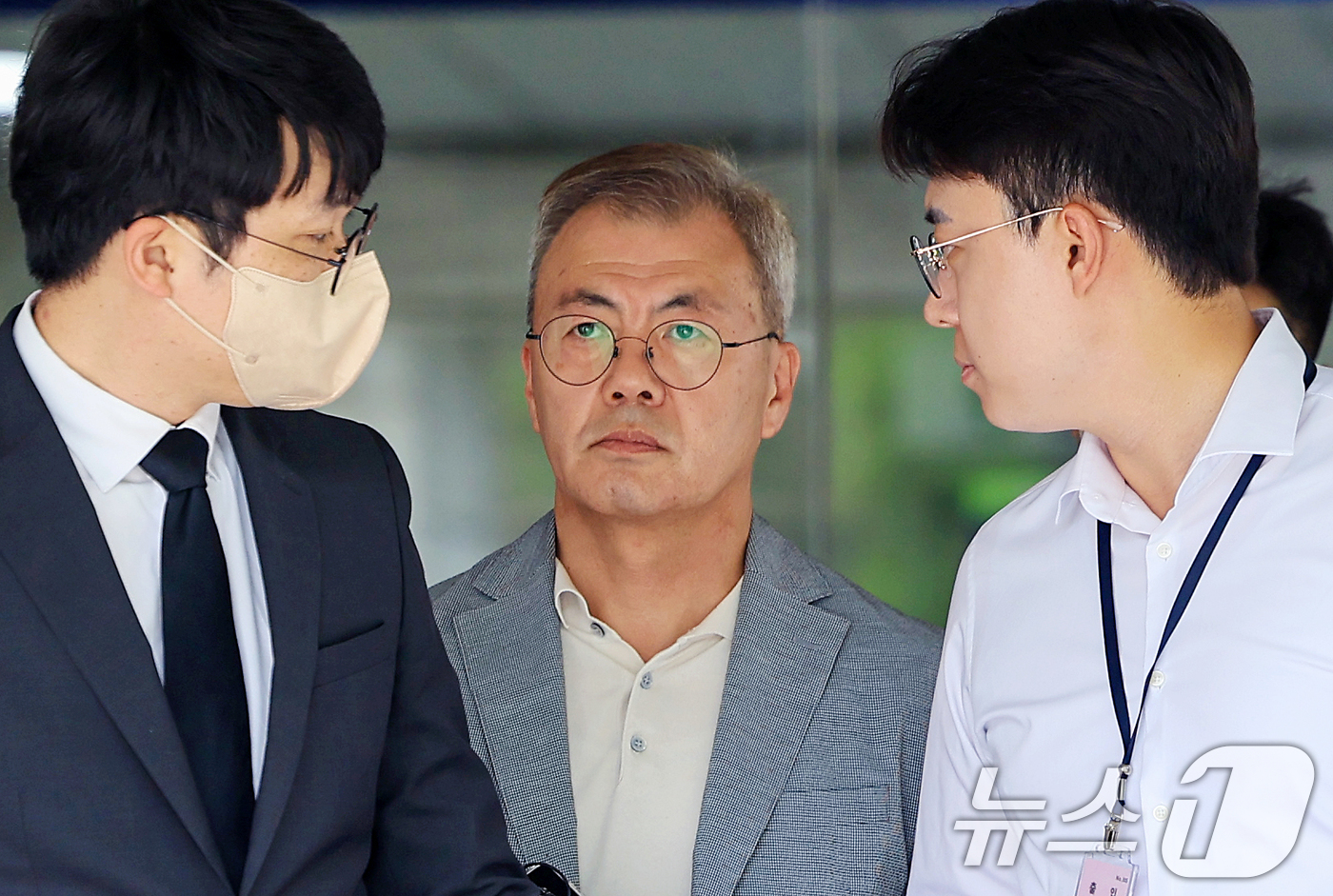 (서울=뉴스1) 이호윤 기자 = 12.3 비상계엄에 가담한 의혹을 받는 강호필 전 육군 지상작전사령관이 13일 서울 서초구 서울중앙지방법원에서 열린 구속 전 피의자 심문(영장실질심 …