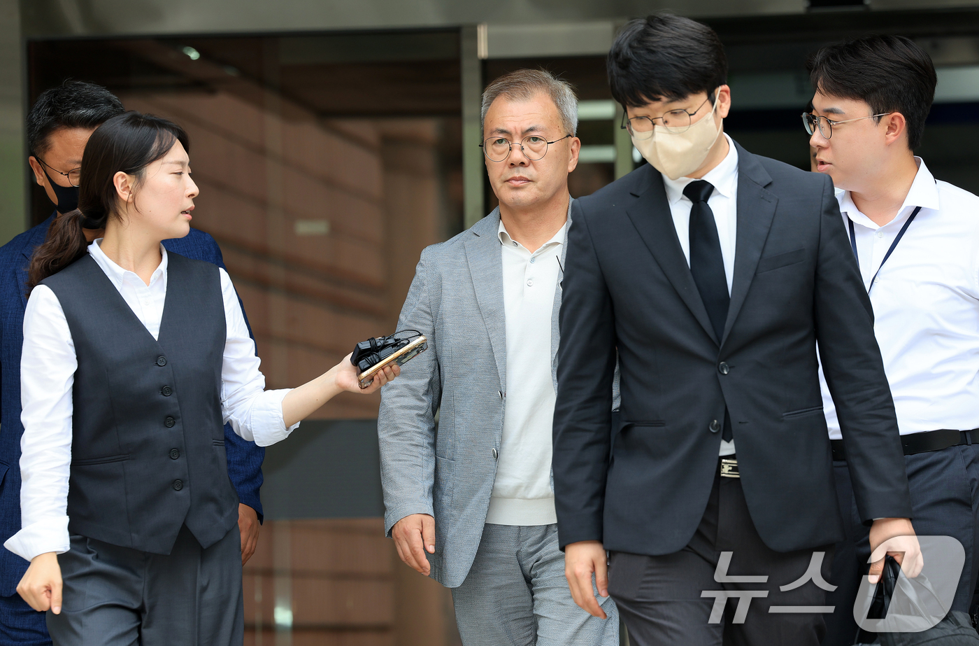 (서울=뉴스1) 이호윤 기자 = 12.3 비상계엄에 가담한 의혹을 받는 강호필 전 육군 지상작전사령관이 13일 서울 서초구 서울중앙지방법원에서 열린 구속 전 피의자 심문(영장실질심 …