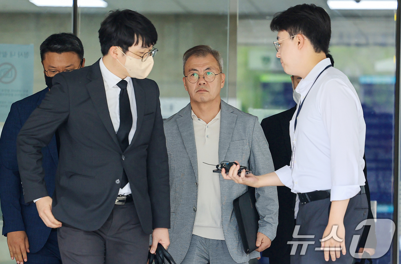 (서울=뉴스1) 이호윤 기자 = 12.3 비상계엄에 가담한 의혹을 받는 강호필 전 육군 지상작전사령관이 13일 서울 서초구 서울중앙지방법원에서 열린 구속 전 피의자 심문(영장실질심 …
