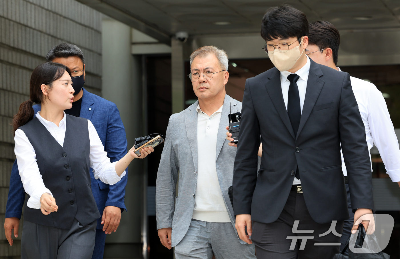 (서울=뉴스1) 이호윤 기자 = 12.3 비상계엄에 가담한 의혹을 받는 강호필 전 육군 지상작전사령관이 13일 서울 서초구 서울중앙지방법원에서 열린 구속 전 피의자 심문(영장실질심 …