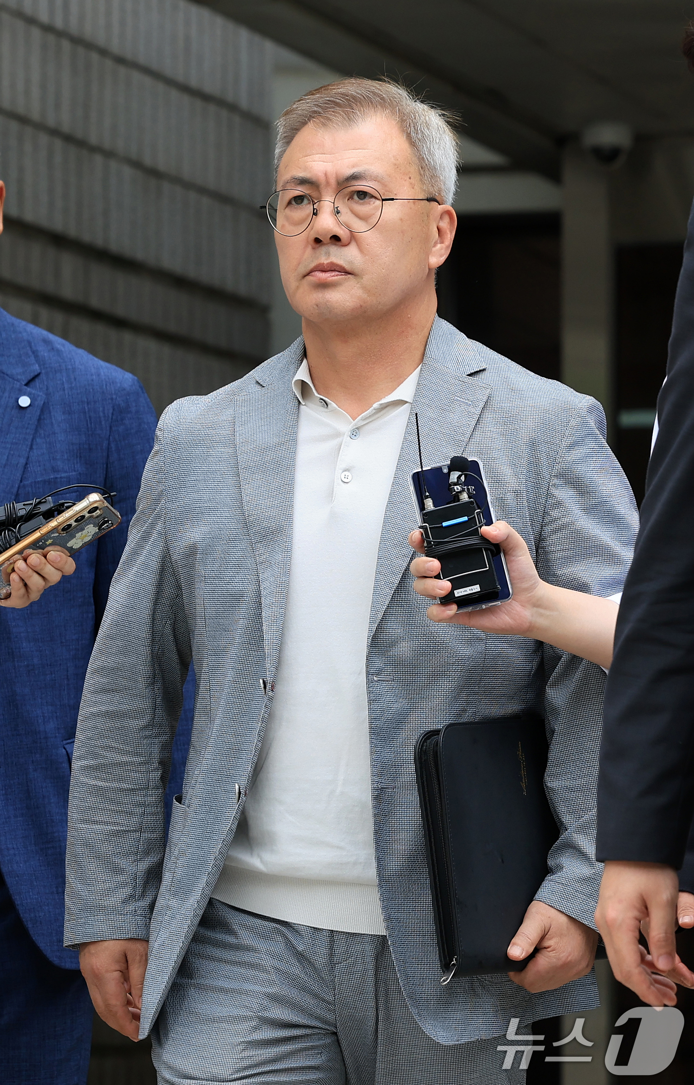 (서울=뉴스1) 이호윤 기자 = 12.3 비상계엄에 가담한 의혹을 받는 강호필 전 육군 지상작전사령관이 13일 서울 서초구 서울중앙지방법원에서 열린 구속 전 피의자 심문(영장실질심 …