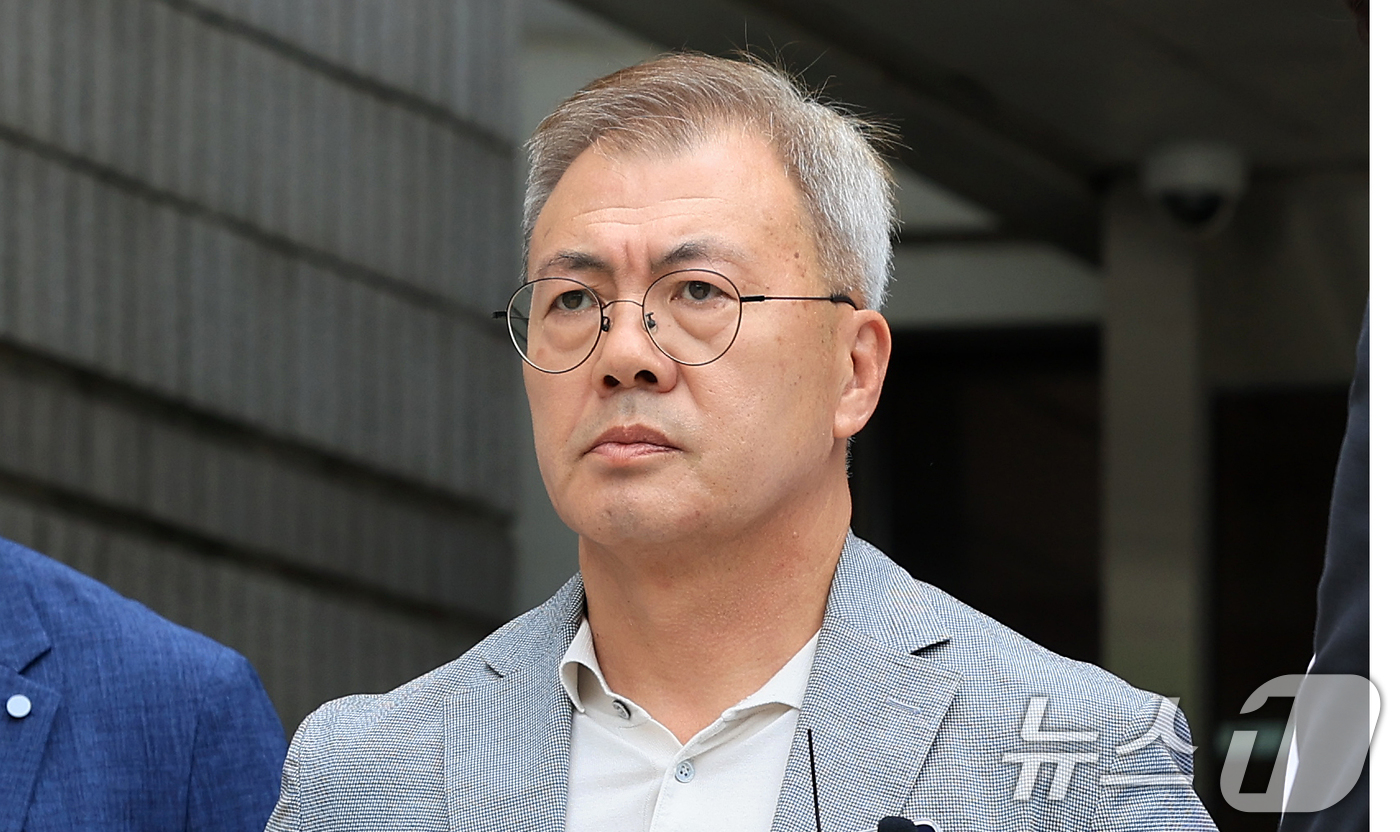 (서울=뉴스1) 이호윤 기자 = 12.3 비상계엄에 가담한 의혹을 받는 강호필 전 육군 지상작전사령관이 13일 서울 서초구 서울중앙지방법원에서 열린 구속 전 피의자 심문(영장실질심 …