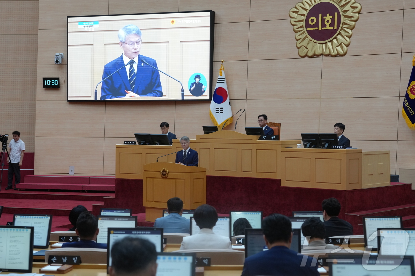 (전남광주=뉴스1) 전원 기자 = 민형배 전남광주통합특별시장이 13일 통합시의회 본회의장서 열린 ‘제2회 통합시의회 임시회 제1차 본회의’에서 2026년도 시정연설을 하고 있다.( …