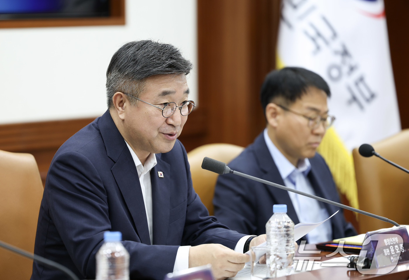 (서울=뉴스1) = 윤호중 행정안전부 장관이 13일 오전 서울 종로구 정부서울청사 영상회의실에서 열린 '빛의 위원회' 제1차 본회의에서 인사말을 하고 있다. (행정안전부 제공. 재 …