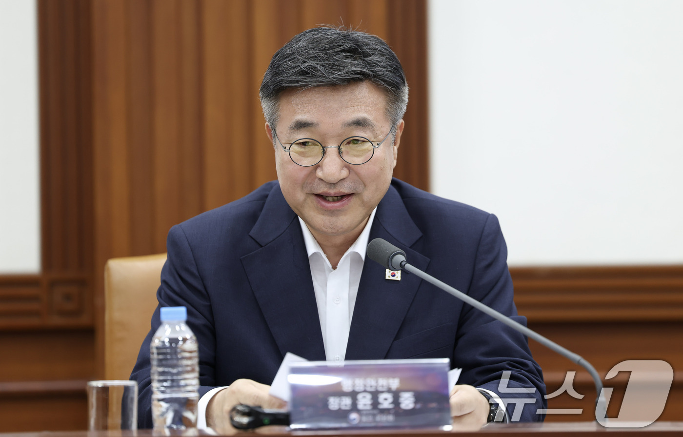 (서울=뉴스1) = 윤호중 행정안전부 장관이 13일 오전 서울 종로구 정부서울청사 영상회의실에서 열린 '빛의 위원회' 제1차 본회의에서 인사말을 하고 있다. (행정안전부 제공. 재 …
