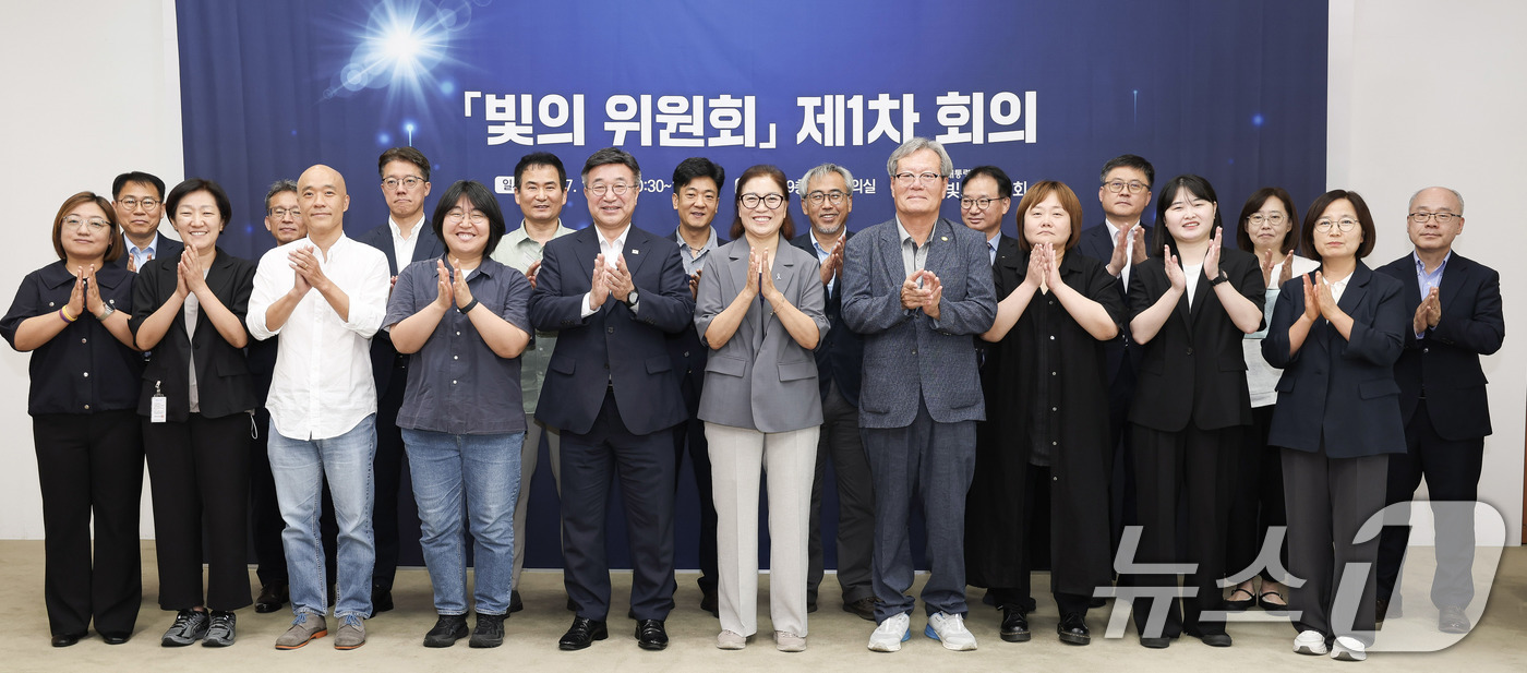 (서울=뉴스1) = 13일 오전 서울 종로구 정부서울청사에서 열린 '빛의 위원회' 제1차 본회의에서 윤호중 행정안전부 장관과 박미경 위원장을 비롯한 위원 등이 기념촬영을 하고 있다 …