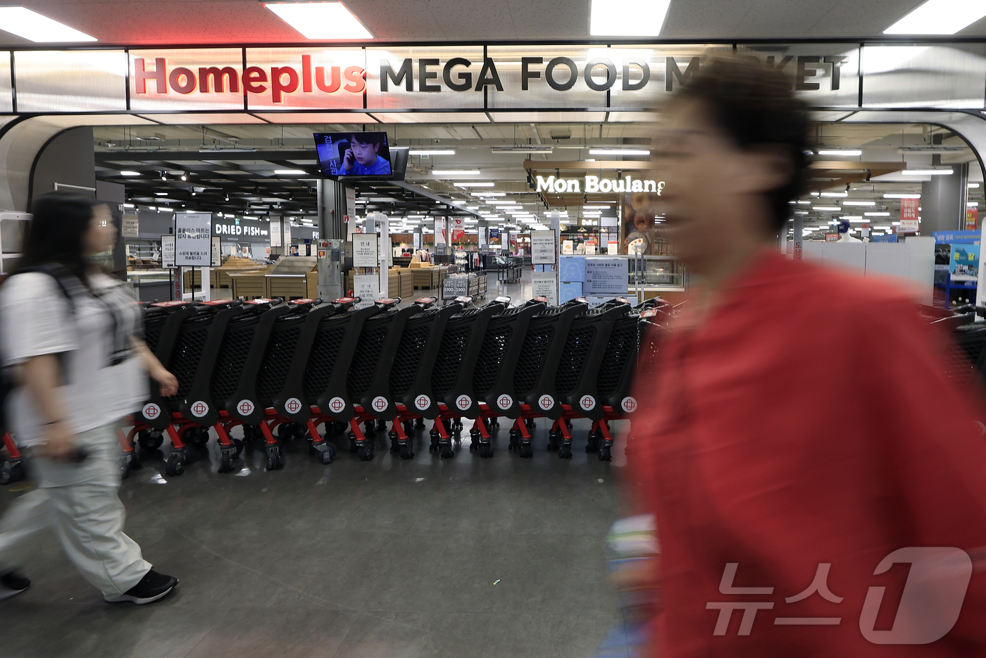 (서울=뉴스1) 박정호 기자 = 기업회생절차가 폐지된 홈플러스가 운영자금 고갈과 매장 시설 유지·관리의 어려움으로 본사와 대형마트 매장 영업 임시 중단을 발표한 13일 서울 강동구 …