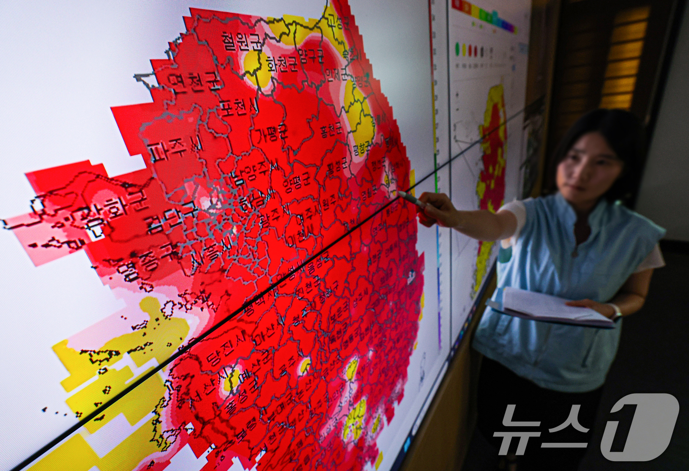(수원=뉴스1) 김영운 기자 = 이중열돔 현상으로 인해 전국 대부분 지역에 폭염특보가 내려진 13일 경기 수원시 권선구 수도권기상청에서 예보관이 체감온도와 특보현황을 살펴보고 있다 …