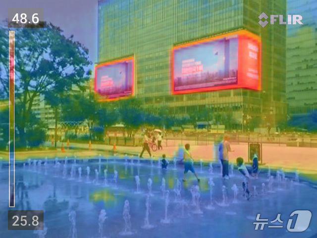 (서울=뉴스1) 구윤성 기자 = 전국 대부분의 지역에 폭염특보가 내려진 13일 서울 광화문광장을 열화상 카메라로 촬영해 실물사진과 레이어 합성했다. 바닥분수는 온도가 낮아 파란색으 …