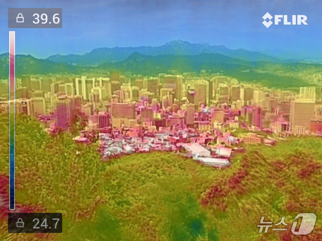 (서울=뉴스1) 구윤성 기자 = 전국 대부분의 지역에 폭염특보가 내려진 13일 남산에서 내려다본 서울 도심을 열화상 카메라로 촬영해 실물사진과 레이어 합성했다. 남산 숲의 나무는 …