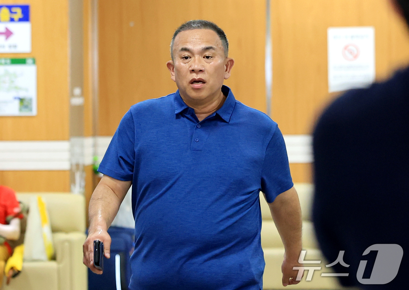 (서울=뉴스1) 이호윤 기자 = 정치자금법 위반 혐의를 받는 '정치브로커' 명태균 씨가 13일 서울 서초구 서울중앙지방법원에서 열린 정치자금법 위반 사건 1심 선고에 출석하고 있다 …
