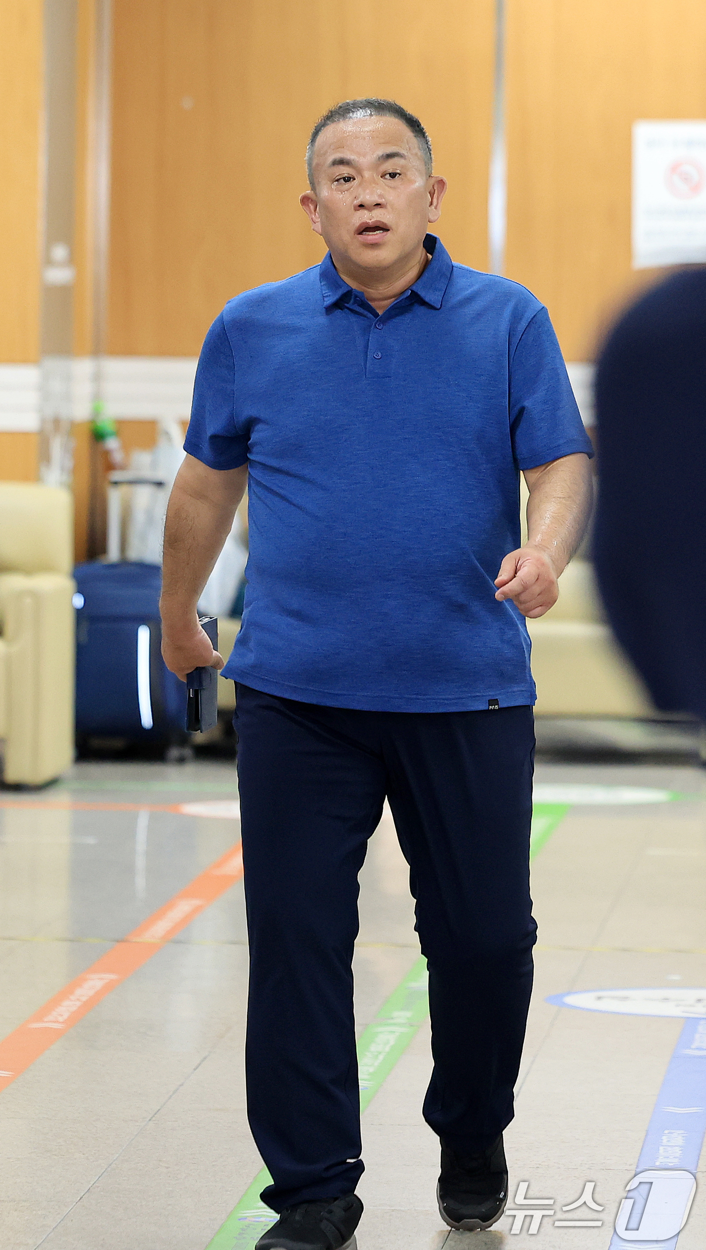 (서울=뉴스1) 이호윤 기자 = 정치자금법 위반 혐의를 받는 '정치브로커' 명태균 씨가 13일 서울 서초구 서울중앙지방법원에서 열린 정치자금법 위반 사건 1심 선고에 출석하고 있다 …