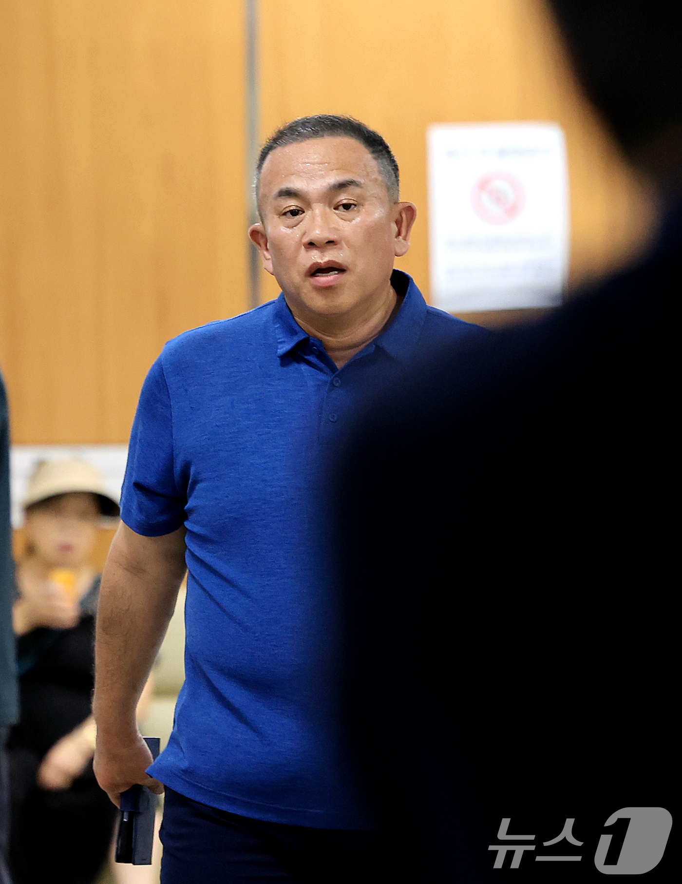 (서울=뉴스1) 이호윤 기자 = 정치자금법 위반 혐의를 받는 '정치브로커' 명태균 씨가 13일 서울 서초구 서울중앙지방법원에서 열린 정치자금법 위반 사건 1심 선고에 출석하고 있다 …