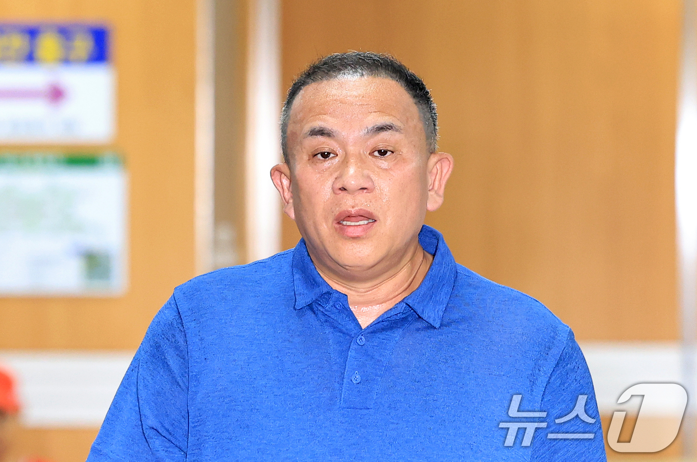 (서울=뉴스1) 이호윤 기자 = 정치자금법 위반 혐의를 받는 '정치브로커' 명태균 씨가 13일 서울 서초구 서울중앙지방법원에서 열린 정치자금법 위반 사건 1심 선고에 출석하고 있다 …