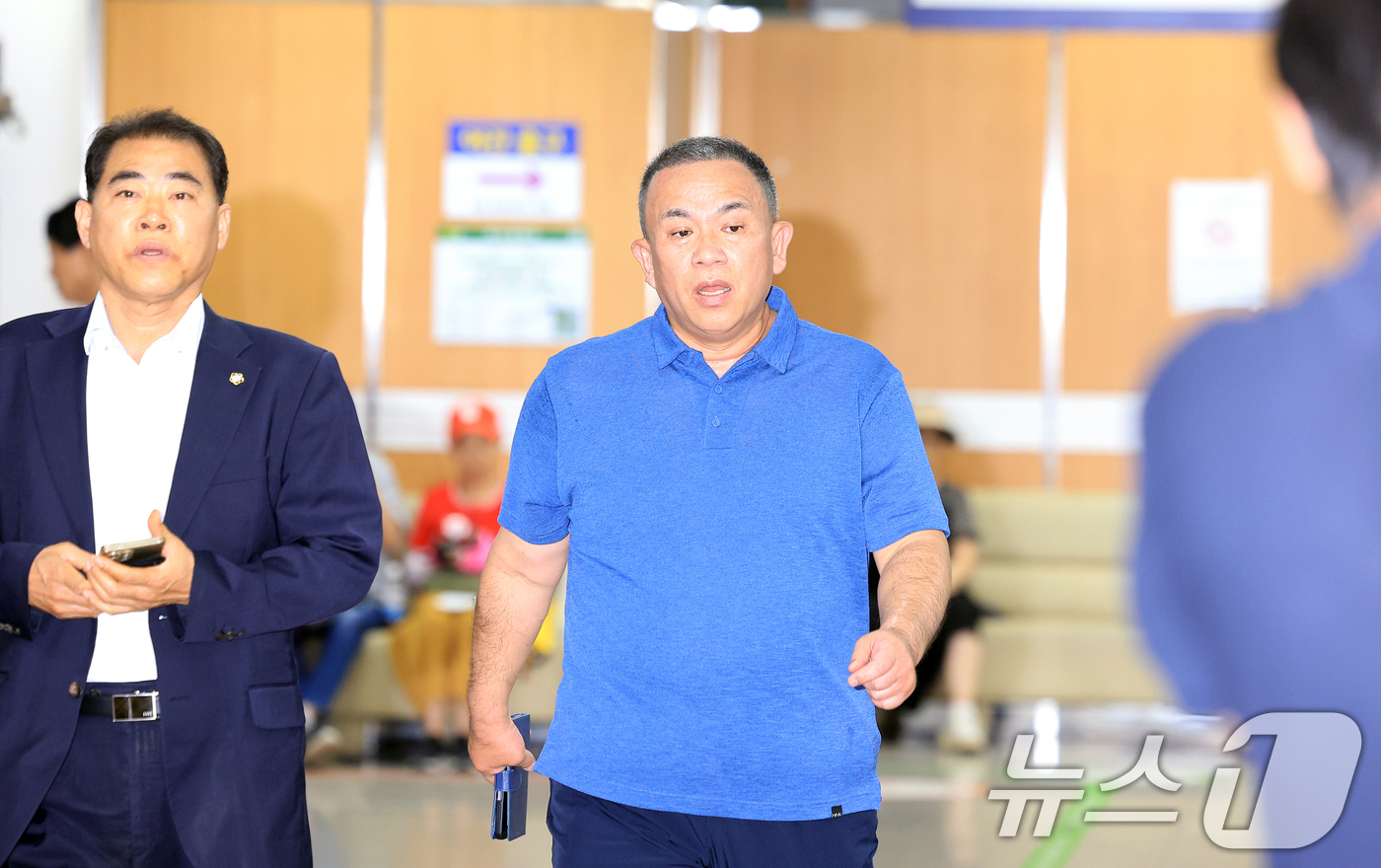 (서울=뉴스1) 이호윤 기자 = 정치자금법 위반 혐의를 받는 '정치브로커' 명태균 씨가 13일 서울 서초구 서울중앙지방법원에서 열린 정치자금법 위반 사건 1심 선고에 출석하고 있다 …