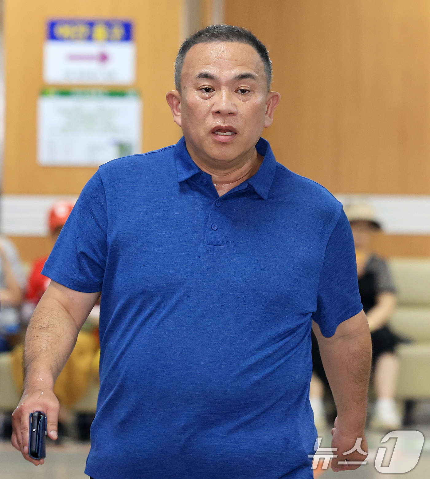 (서울=뉴스1) 이호윤 기자 = 정치자금법 위반 혐의를 받는 '정치브로커' 명태균 씨가 13일 서울 서초구 서울중앙지방법원에서 열린 정치자금법 위반 사건 1심 선고에 출석하고 있다 …