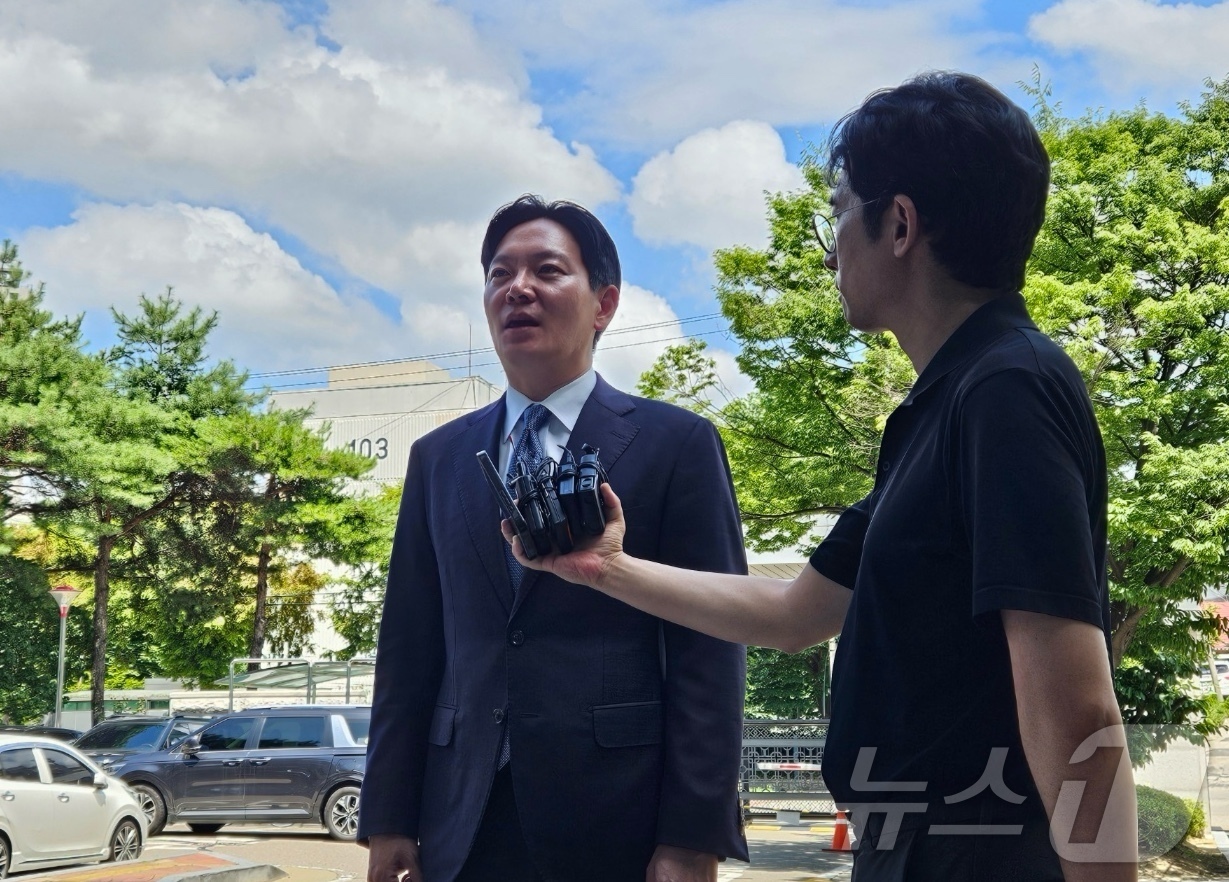 (인천=뉴스1) 박소영 기자 = 박상용 인천지검 부부장검사가 추가 감찰 조사를 받기 위해 13일 인천시 인천지검에 출석하며 취재진 질문에 답하고 있다.2026.7.13/뉴스1