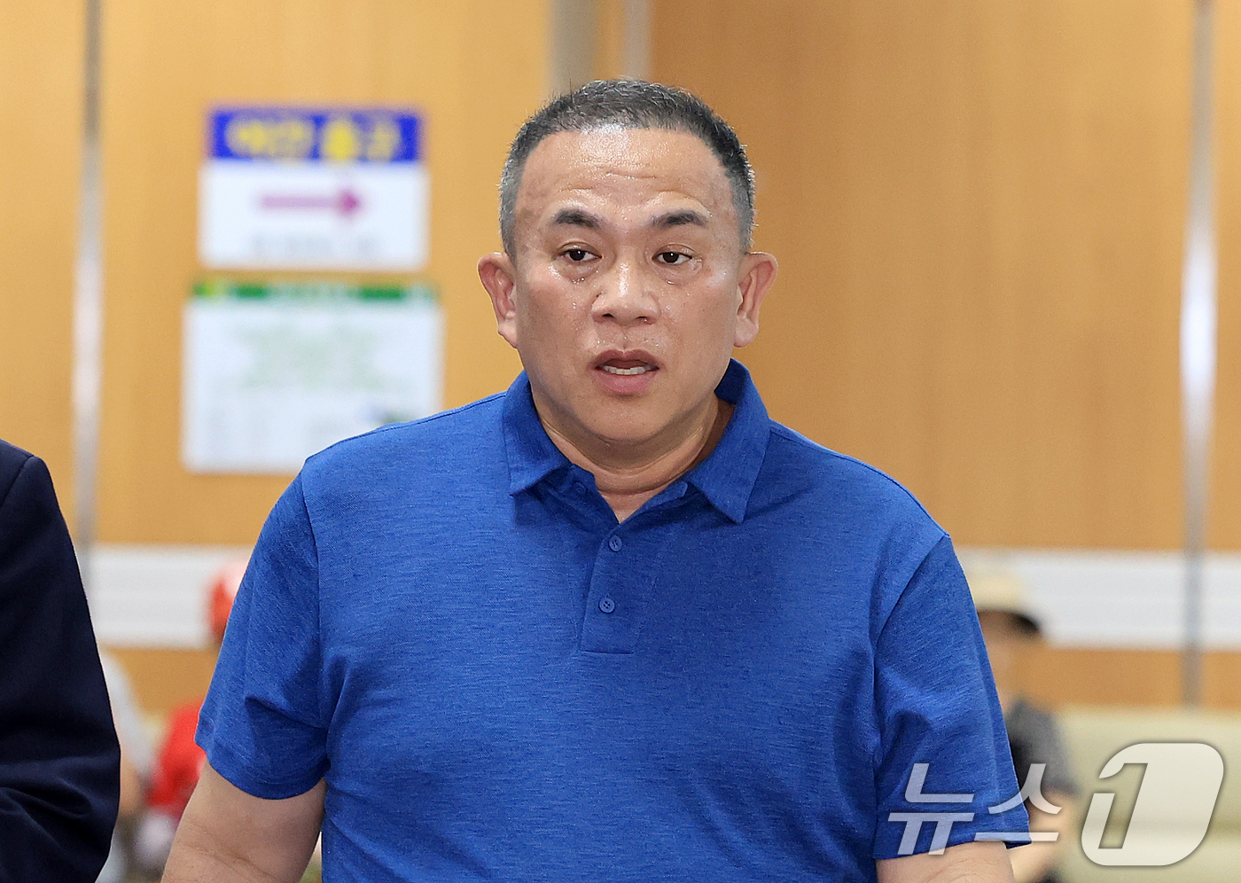 (서울=뉴스1) 이호윤 기자 = 정치자금법 위반 혐의를 받는 '정치브로커' 명태균 씨가 13일 서울 서초구 서울중앙지방법원에서 열린 정치자금법 위반 사건 1심 선고에 출석하고 있다 …