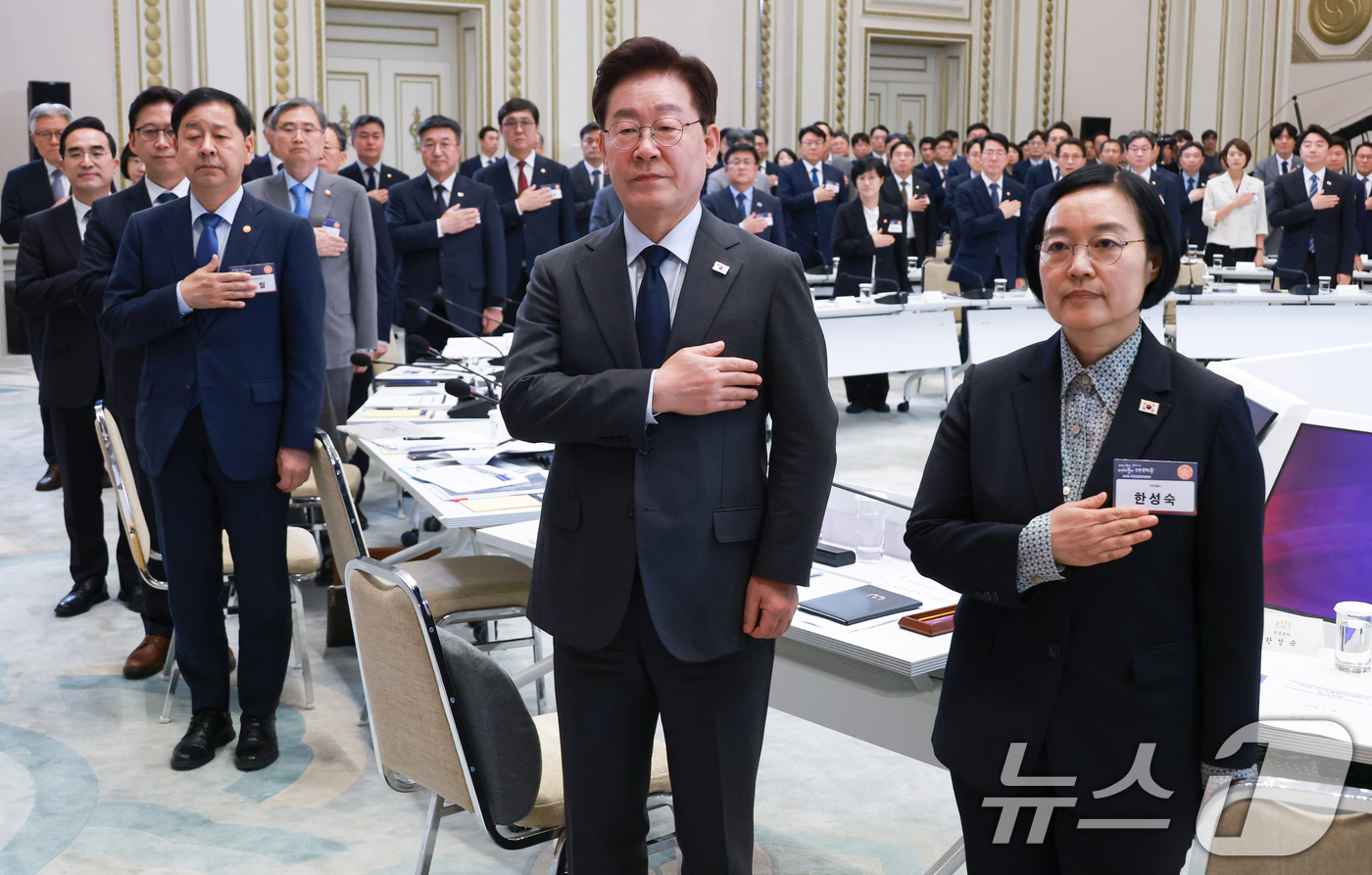 (서울=뉴스1) 허경 기자 = 이재명 대통령이 13일 청와대 영빈관에서 열린 2026년 국가재정전략회의에서 국민의례를 하고 있다. 2026.7.13/뉴스1