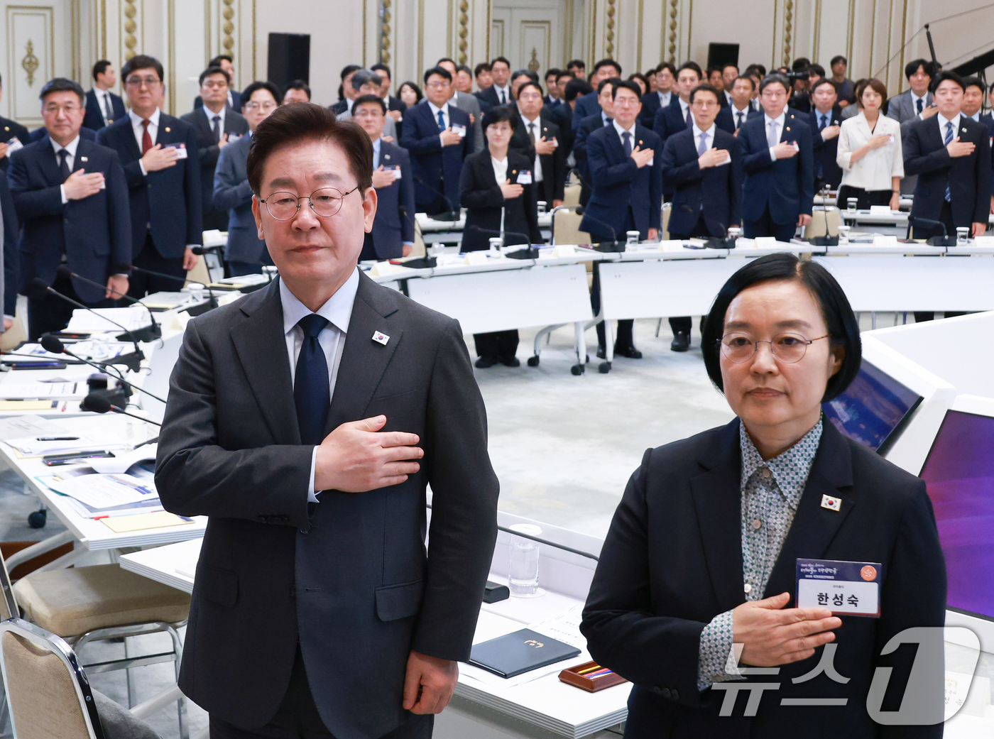 (서울=뉴스1) 허경 기자 = 이재명 대통령이 13일 청와대 영빈관에서 열린 2026년 국가재정전략회의에서 국민의례를 하고 있다. 2026.7.13/뉴스1