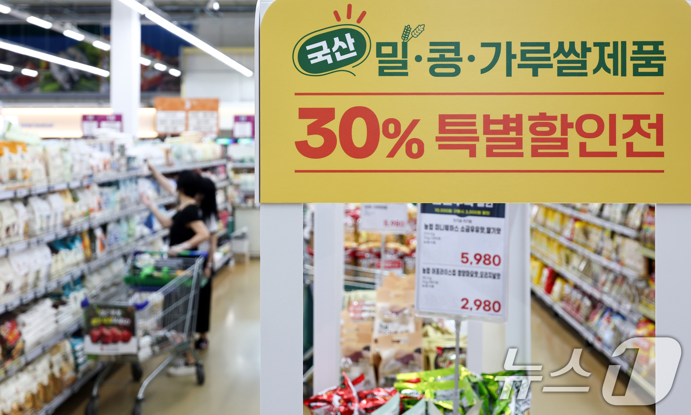 (서울=뉴스1) 최지환 기자 = 13일 서울 서초구 하나로마트 양재점에 국산밀, 콩, 가루쌀 제품 특별 할인전 부스가 설치되어 있다.농림축산식품부는 오는 19일까지 하나로마트, 두 …