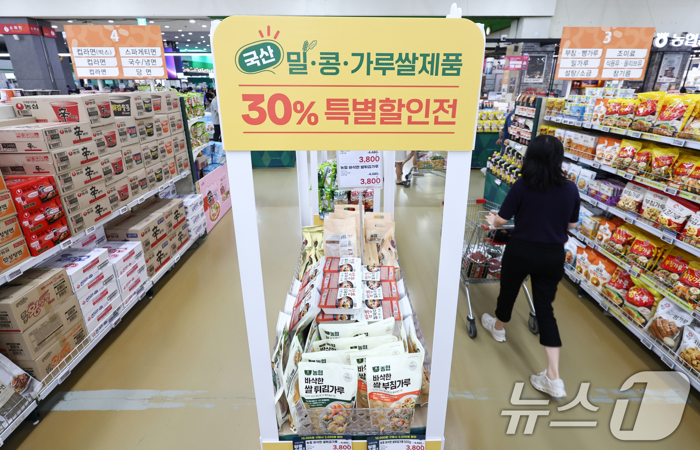 (서울=뉴스1) 최지환 기자 = 13일 서울 서초구 하나로마트 양재점에 국산밀, 콩, 가루쌀 제품 특별 할인전 부스가 설치되어 있다.농림축산식품부는 오는 19일까지 하나로마트, 두 …