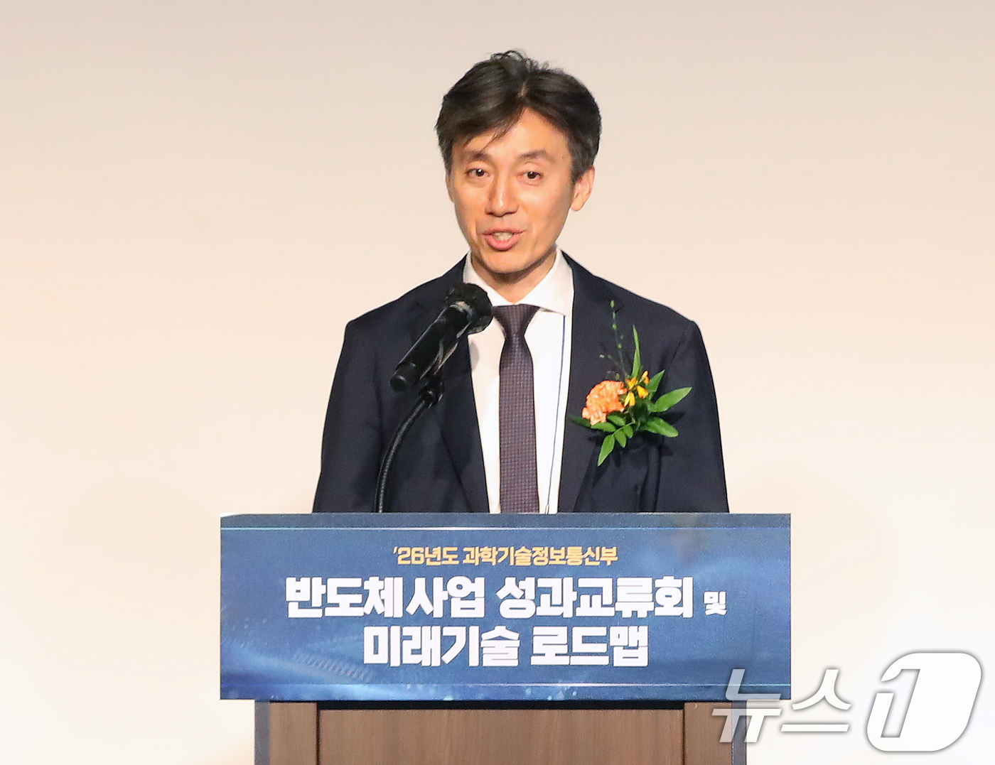 (부산=뉴스1) 윤일지 기자 = 이강우 과학기술정보통신부 원천기술과 과장이 13일 오후 부산 해운대구 파라다이스호텔 부산에서 열린 '2026년도 반도체 사업 성과교류회' 개회식에서 …