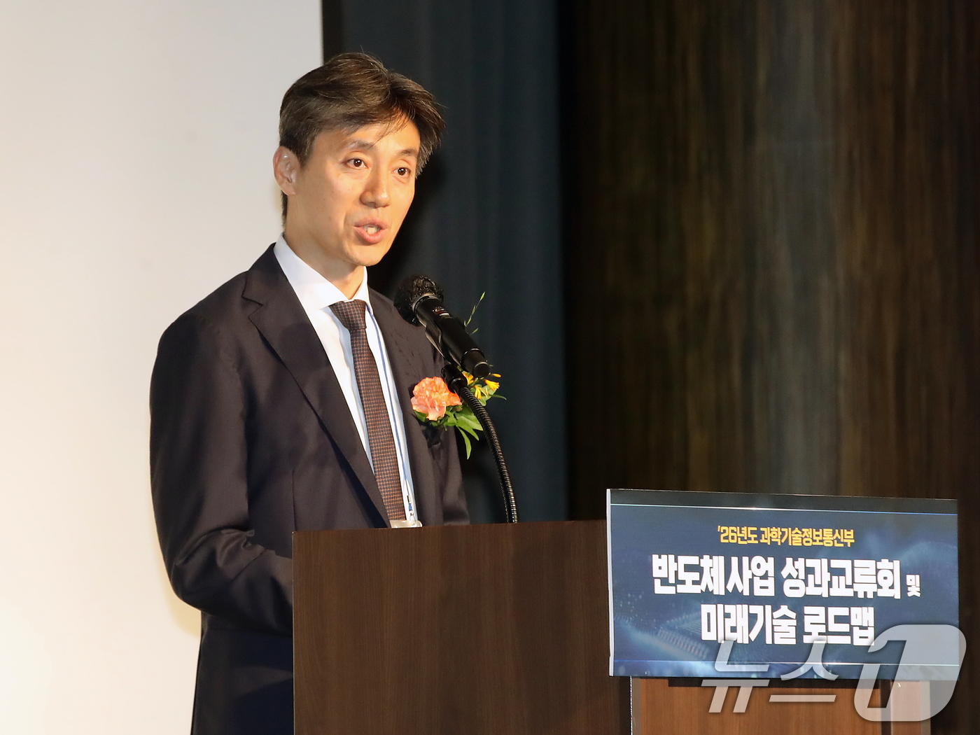 (부산=뉴스1) 윤일지 기자 = 이강우 과학기술정보통신부 원천기술과 과장이 13일 오후 부산 해운대구 파라다이스호텔 부산에서 열린 '2026년도 반도체 사업 성과교류회' 개회식에서 …