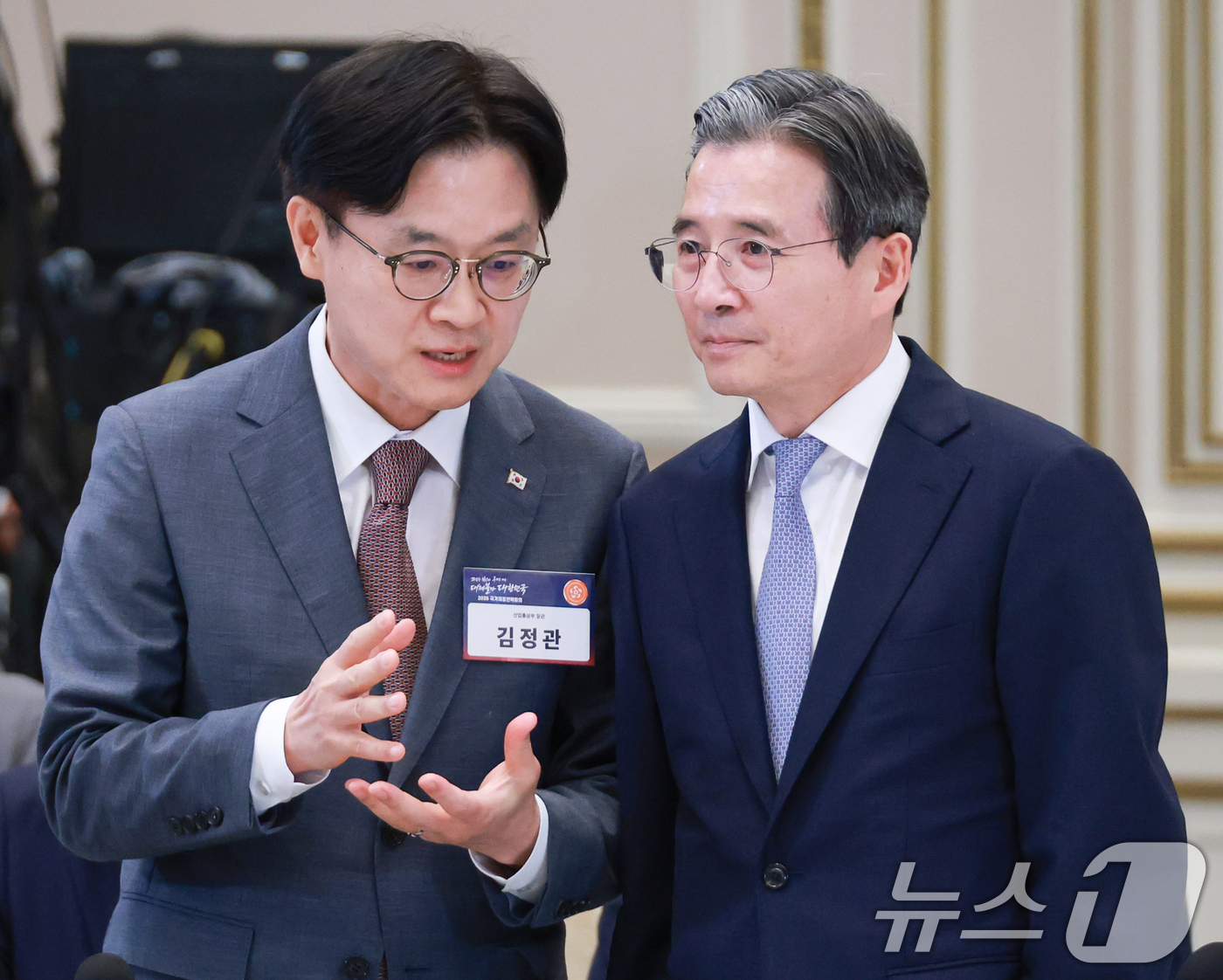 (서울=뉴스1) 허경 기자 = 김정관 산업통상부 장관과 김용범 정책실장이 13일 청와대 영빈관에서 열린 2026년 국가재정전략회의에서 대화하고 있다. 2026.7.13/뉴스1