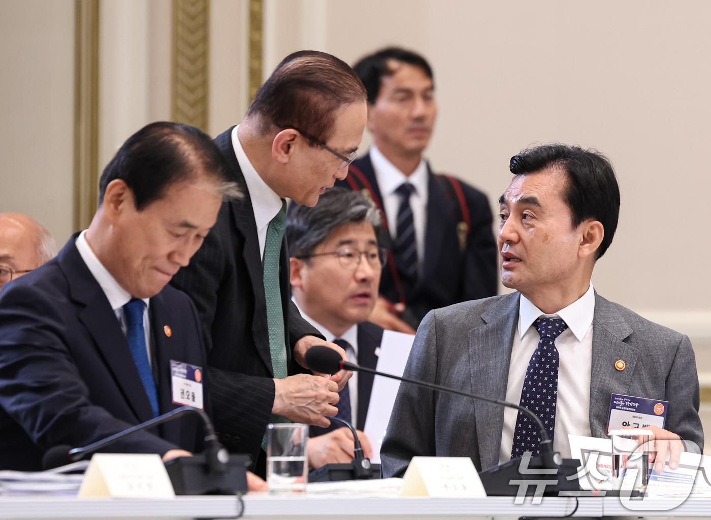 (서울=뉴스1) 허경 기자 = 안규백 국방부 장관과 위성락 국가안보실장이 13일 청와대 영빈관에서 열린 2026년 국가재정전략회의에서 대화를 나누고 있다. 2026.7.13/뉴스1 …