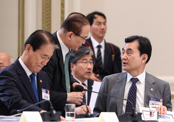 대화 나누는 안규백 장관·위성락 안보실장