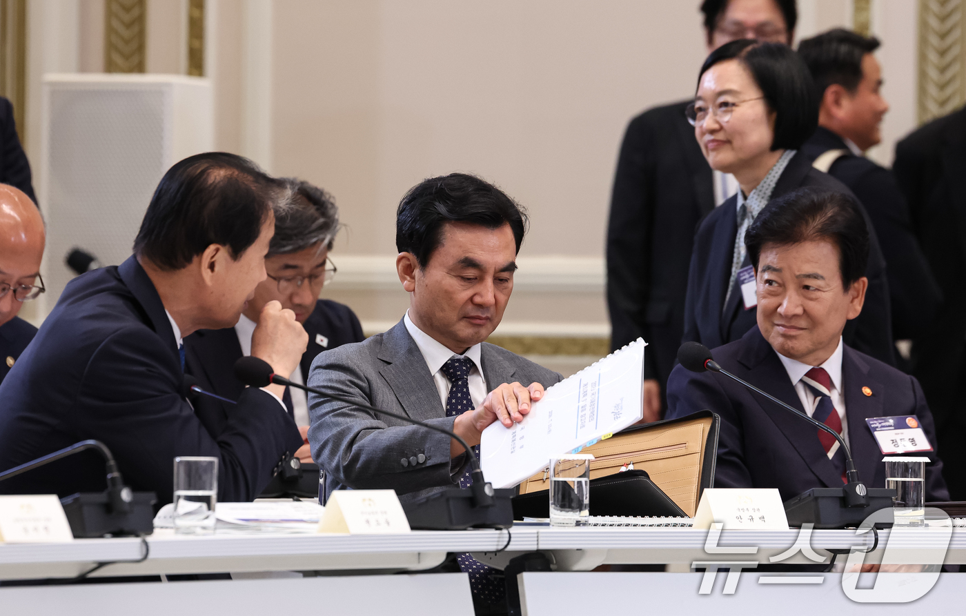 (서울=뉴스1) 허경 기자 = 안규백 국방부 장관이 13일 청와대 영빈관에서 열린 2026년 국가재정전략회의에 참석해 있다. 2026.7.13/뉴스1