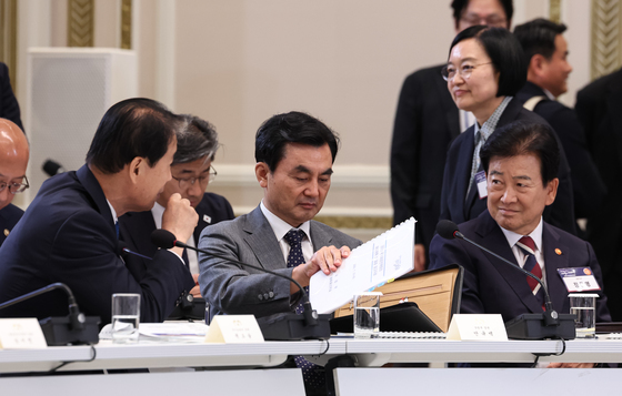 국가재정전략회의 참석한 안규백 장관