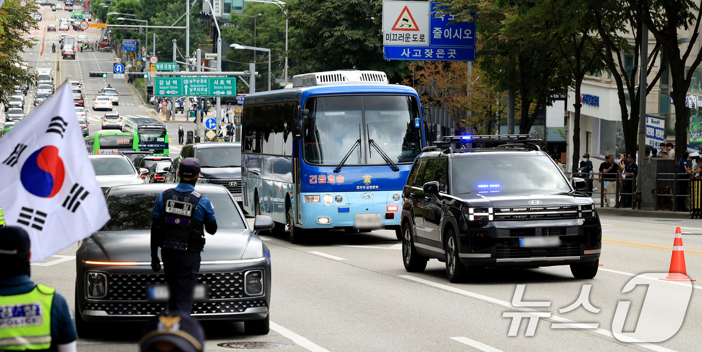 (서울=뉴스1) 이호윤 기자 = 윤석열 전 대통령의 '무상 여론조사 수수' 사건에 대한 1심 선고 공판이 열리는 13일 윤 전 대통령의 호송차가 13일 서울 서초구 서울중앙지법으로 …