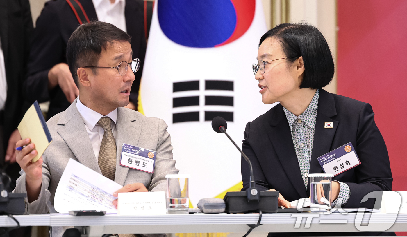 (서울=뉴스1) 허경 기자 = 한성숙 국무총리와 한병도 더불어민주당 당대표 직무대행 겸 원내대표가 13일 청와대 영빈관에서 열린 2026년 국가재정전략회의에서 대화를 나누고 있다. …